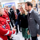 Kronprinsparet hilser på mannskap fra Røde Kors som deltok i redningsarbeidet den gangen. Foto: Stian Lysberg Solum / NTB scanpix